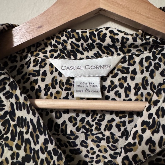 Vintage Casual Corner animal print 100% silk button down blouse Size Large - Picture 5 of 8